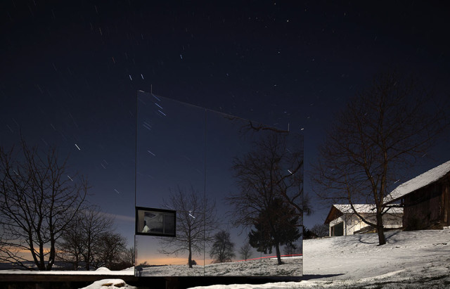 La casa invisibile di notte - progetto dello studio Delugan Meissl Associated Architechts.